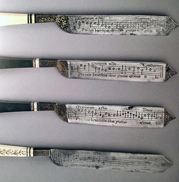 19. 16. yüzyıla ait bu bıçaklar müziğe ait parçalarla tasarlandı ve her birinin üzerinde yemeğe başlamadan evvel söylenmesi gereken bir dua bulunuyor.
