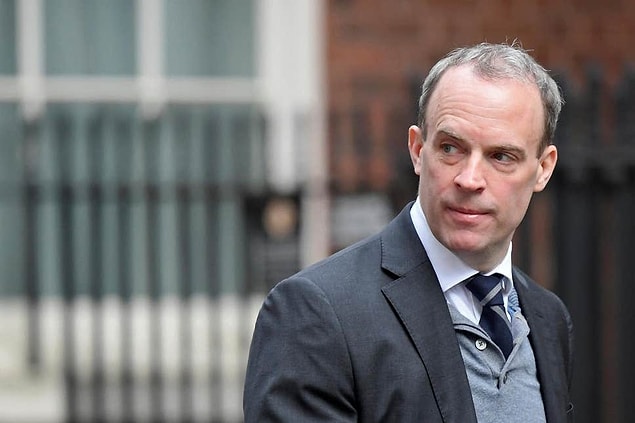 Dışişleri Bakanı Dominic Raab ise Başbakan Johnson'ın "emin ellerde" olduğunu söyledi.