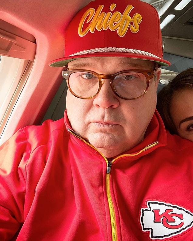 7. Modern Family oyuncusu Eric Stonestreet Kansas şehrindeki bir aşevine 200.000 öğün yemek bağışladı.
