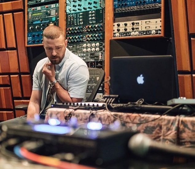 24. Just Timberlake, bir aşevine yemek ve para bağışında bulundu.