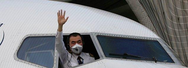 Uçağın içinden poz veren pilotun bu fotoğrafı ile Wuhan'da hayatın normale döndüğüne dair sinyaller verilmeye başlandı.
