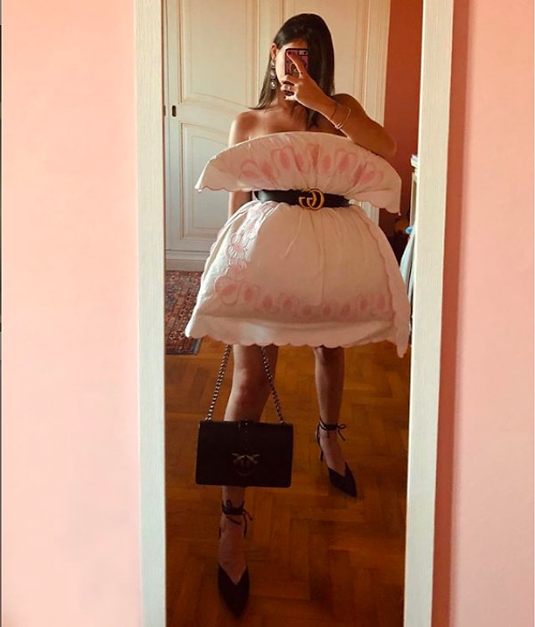 Для участие в нем вам понадобятся лишь две вещи: подушка и ремень.