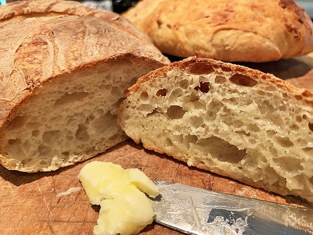 Ekmek, simit veya ev yemeği yaparak satabilirsiniz. Apartmanınızda veya mahallenizde mutlaka dışarıdan yemek söylemek zorunda olan birileri yaşıyordur. Krizi fırsata çevirmek için ilanlar hazırlayıp, etrafa asabilirsiniz.