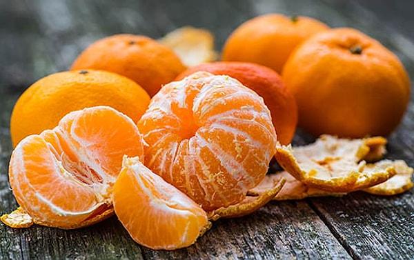 Portakal ve mandalinanın lifli kısımlarının içerdiği vitamin oranı oldukça yüksek! Lifli kısımları da tüketmekte yarar var.