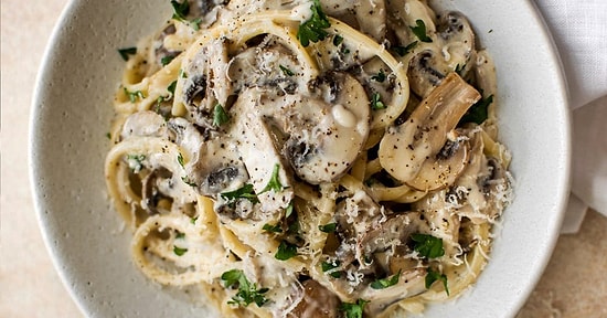 Enfes Sosuyla Bu Makarna Favoriniz Olacak! Kremalı Mantarlı Makarna Nasıl Yapılır?