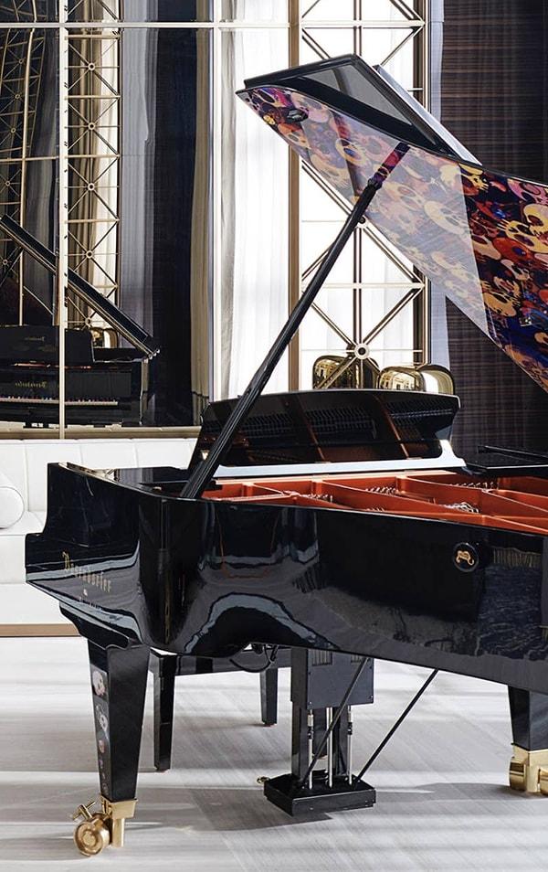Konser alanı gibi görüntüye sahip olan evdeki özel tasarım piyano ise gözümüzden kaçmadı.