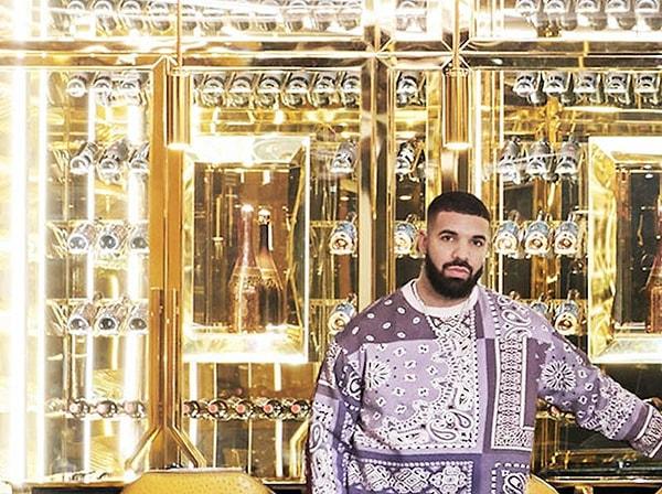 Drake'in arkasındaki bu şişeler dekorasyon mu, yoksa onları içiyor mu bilemedik.