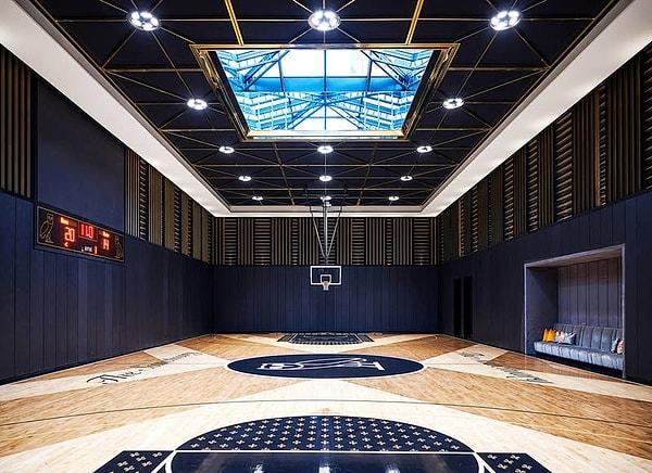 Evin içinde neredeyse bir NBA salonu büyüklüğünde basketbol sahası bile var.