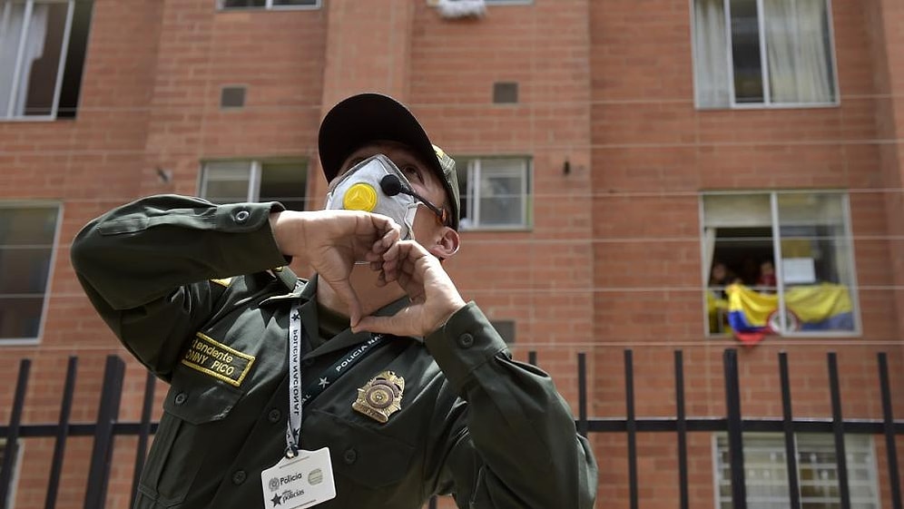 Kolombiya Polisi, Karantina Altındaki İnsanlara Sokaktan Zumba Dersi Verdi