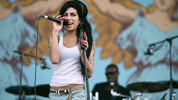 8. Amy Winehouse'u hayatını hep birlikte izledik... Bazı talihli arkadaşlarımız onu canlı bile izlemiş olabilir. Ama konser biletinde adı yazsın isterdik!