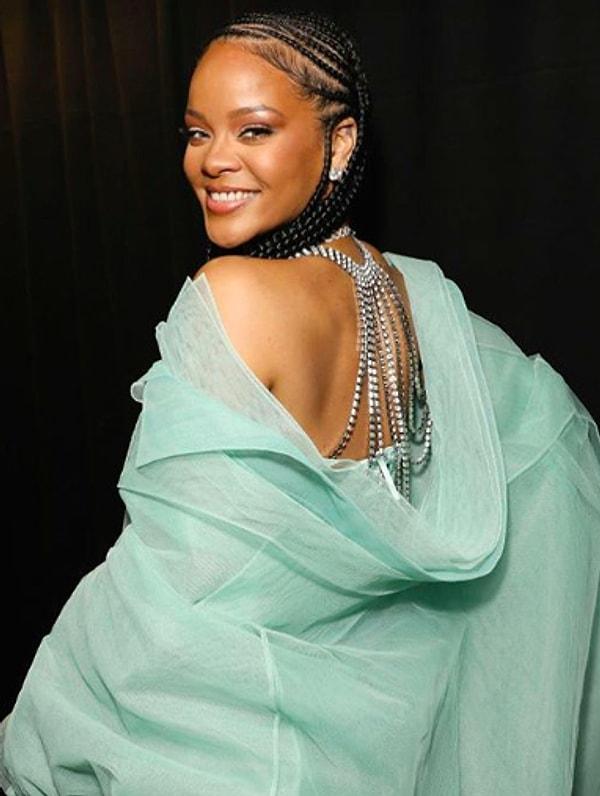 Biliyorsunuz ki Rihanna, koronavirüs ile mücadelede elini taşın altına koyan ünlülerden bir tanesiydi.