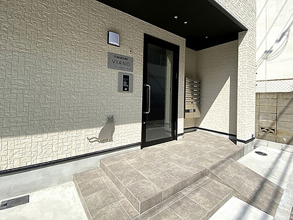 Декор в подъезде показывает, что это настоящий кошачий домик!