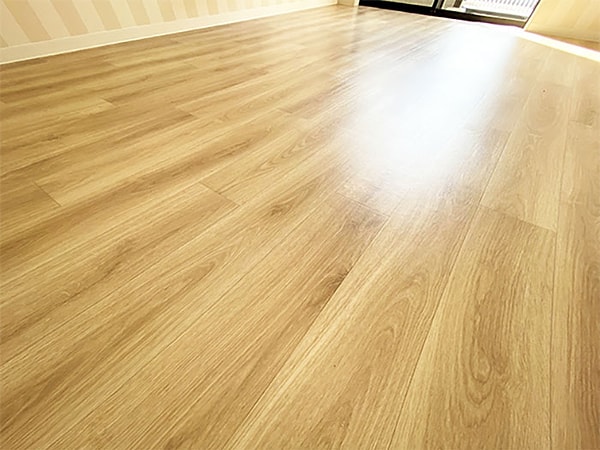 Напольное покрытие сделано из очень мягкой поверхности для предотвращения следов когтей и царапин.