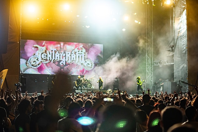 Aslında yerli rock sahnesine adeta tutkuyla bağlıyız ama sizler için hayali bir Zeytinli Fest line-up'ı derledik.