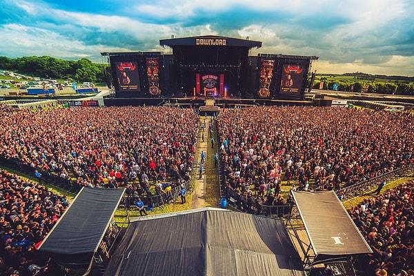 9. İngiltere, Donington Park'ta düzenlenen üç günlük bir rock müzik festivali Download da iptale giden etkinliklerden oldu.