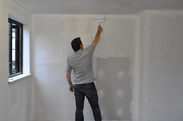 Seçtiğiniz renkle duvarı boyamaya başlamadan önce duvarınıza bir kat astar uygulayabilirsiniz.