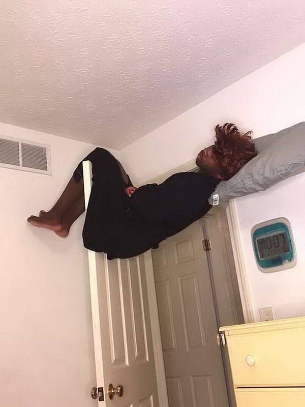 8. Когда решил доказать обратное, что спать на потолке все-таки удобно!!