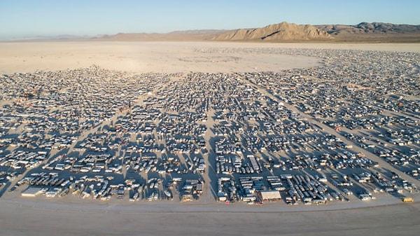 11. Katılımcıların adeta başka bir evrene geçiş yaptığı Burning Man 2020'de Black Rock City'yi sanal bir ortama taşıyacağını açıkladı.