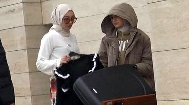 15. Evde kalın çağrılarına rağmen cami avlusunda Instagram çekimi yapmaya çalışan fenomenler son günlerin en çok konuşulan haberlerinden biriydi.