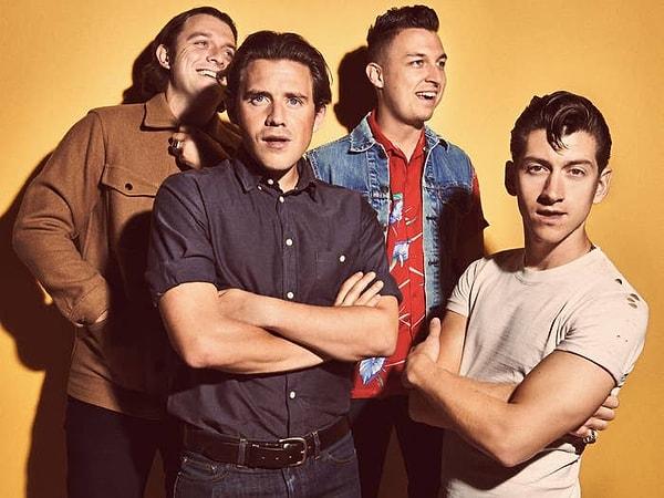 1. A.M ilk Arctic Monkeys albümünden çok daha iyi, çok daha sert ve müzik kalitesi olarak çok daha sofistikeydi.