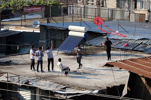 Sokağa Çıkma Yasağının Olduğu Adana'da Renkli Görüntüler: Yüzlerce Kişi 'Hayat Dama Sığar' Diyerek Uçurtma Uçurdu