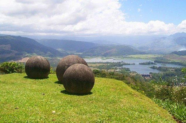 9. 1930'da Kosta Rika'da işçiler toprak altından neredeyse mükemmel olan taş küreler çıkardılar. Bu kürelerin ne zaman ya da nasıl yapıldığı bilmiyor fakat en büyükleri 16 ton ağırlığında.