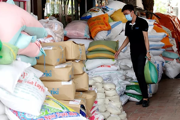 Запасы риса также контролируются сотрудниками.