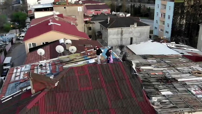 Çatıda Oturan Gençler, Polis Drone'una Yakalandı: 'Ne İşiniz Var Çatıda? İnin Aşağı!'