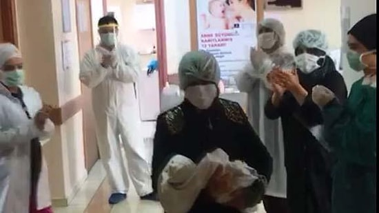 Covid 19 Pozitif Doğmuştu: 15 Günlük Bebek Tedavisinin Ardından Alkışlarla Taburcu Oldu
