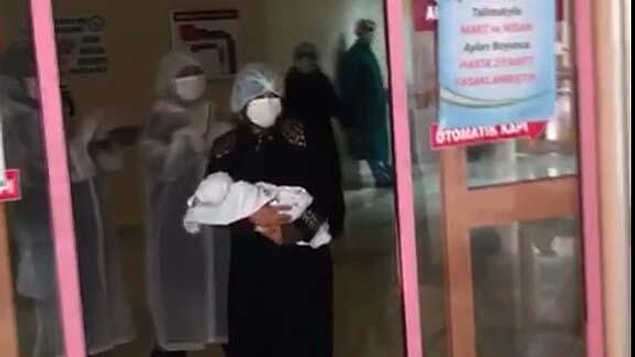 Hastanede doğum yapan annenin koronavirüs testi negatif çıkarken, bebeğinin testi pozitif çıktı.