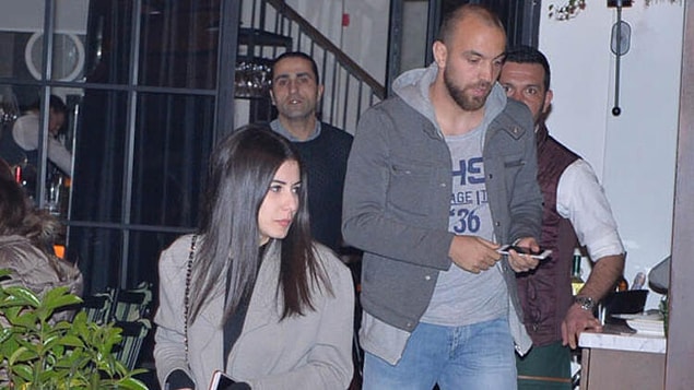 Tabii parti kurdu olmasının yanında ilişkileriyle de epey gündemdeydi. Neredeyse her hafta farklı bir kadınla magazine malzeme oluyordu.