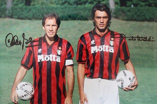 3. 1994 yılında sadece 15 gol yiyerek lig şampiyonu olan AC Milan tandemi: Paolo Maldini ve Franco Baresi