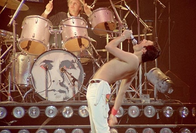 Koronavirüs salgınından dolayı evlerinden çıkmayan birçok müziksever gibi Freddie Mercury'nin de bir hayranı da evinden çıkamıyordu. Fakat bu hayran durumu eğlenceli bir hale getirerek onun efsanevi şovunu yeniden canlandırdı.