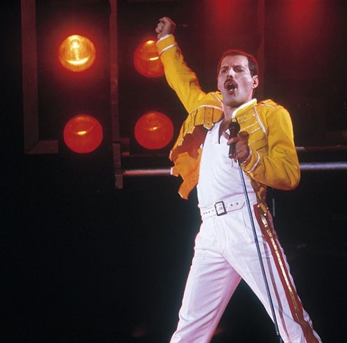 Koronavirüs Salgınından Dolayı Kendini İzole Eden Bir Müziksever Evinin Çatısına Çıkarak Freddie Mercury’i Canlandırdı!