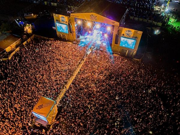 Adını duymayan kalmamıştır ama biz yine de kısaca bahsedelim; Zeytinli Rock Festivali, 2005 yılından beri düzenlenen dolu dolu bir festivaldir.