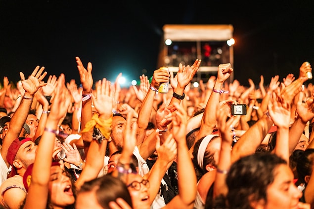Yıllar içinde geçirdiği bir iki değişiklik sonrasında, 2014 yılında Dalyan Sahili'ne evine dönen festivalde nerdeyse 1 hafta boyunca müziğe doyabiliyorsunuz.
