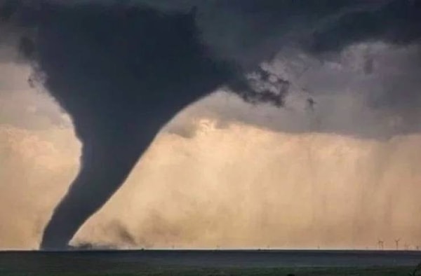 20. Размер торнадо по сравнению с ветряными турбинами