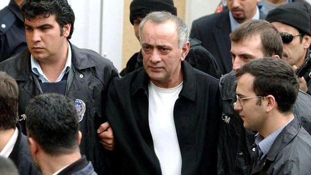 2000'li yılların başında suç örgütlerini hedef aldığı açıklanan geniş çaplı operasyonlar sırasında yakalanan ve 2004'te cezaevine girdi.