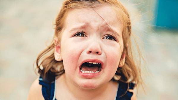 1. Çocuğunuzun ağlayarak size istediğini yaptırmasına izin vermeyin. Ağladığı zaman istediğinin yapıldığını anlayan çocuk ağlamayı hayatı boyunca bir koz olarak kullanacaktır.