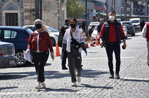 Evde yapılan bez maskelerin arasından damlacıklar geçebilir