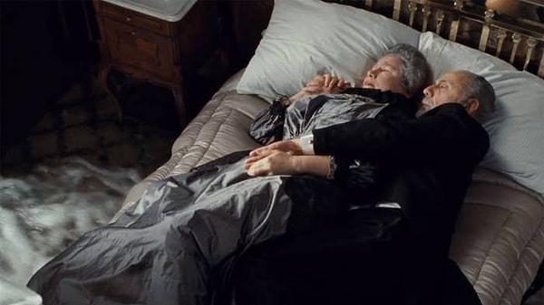 6. 'Titanik' filmde, gemi batarken yataklarında ölmeyi bekleyen yaşlı çift: