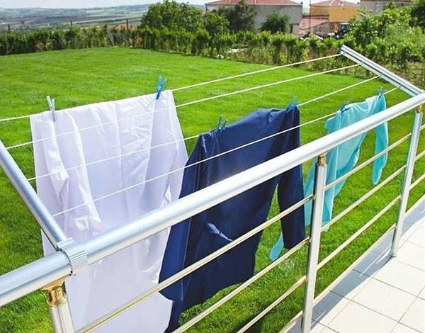 8. Eskilerin bildiği bir şey var. Çamaşır ipine mandalla kıyafetleri asıp güneşte kurutmak da kırışıklıkları azaltan bir yöntem.