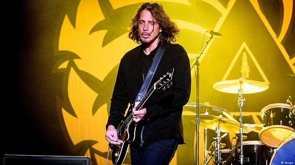 12. Soundgarden o yıl olan tüm konserlerini iptal etti... Grup bir belirsizliğe yeniden sürüklenmişti. Bir sonraki yıl 2018'de Thayil, Seattle Times'a Soundgarden'ın birlikte devam etmeyeceğini açıkladı.