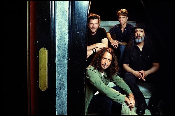 2. Soundgarden, Seattle'da geliştirilen alternatif bir rock tarzı olan grunge'in yaratıcılarından biri olarak görülür!