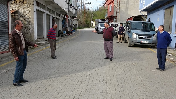 4. Sol taraf Samsun’un Ambartepe Mahallesi sağ taraf Ordu’nun Şenbolluk Mahallesi... Şehirlerarası ulaşım kısıtlamasına rağmen bu insanların il değiştirmesi üç dört adımda mümkün.