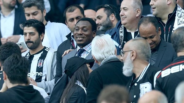 9. Bir dönem Beşiktaş'ta forma giyen Nijeryalı eski futbolcu Daniel Amokachi, koronavirüsle mücadele kapsamında ülkesindeki ihtiyaç sahiplerine gıda yardımında bulunuyor.