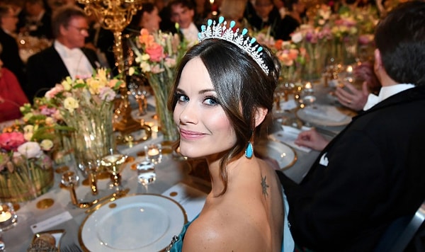 В целях помочь медицинским работникам, принцесса прошла трех дневный курс.