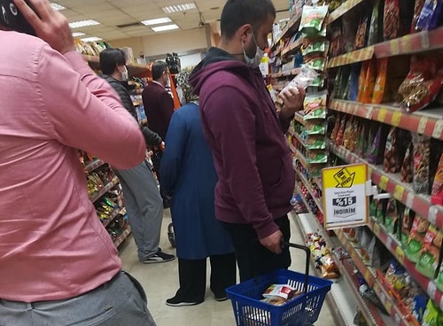 İkinci Sokağa Çıkma Yasağına Saatler Kaldı: Market ve Pazarlarda Yine Yoğunluk Vardı