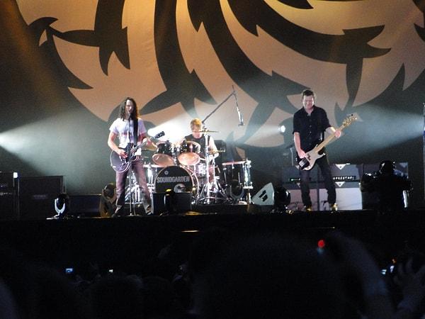 15. Tüm bu olaylara rağmen, Soundgarden grunge müzik türünün öncüsüydü, punk rock ve metal unsurlarını yeni enstrümental keşiflerle birbirine karıştırdılar.
