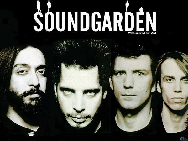 16. Soundgarden, şarkılarında Drop D akor kullanmıştır, örneğin çok sevilen "Jesus Christ Pose," "Outshined," "Spoonman," "Black Hole Sun," ve "Black Rain"de bu tonları duymak mümkün.